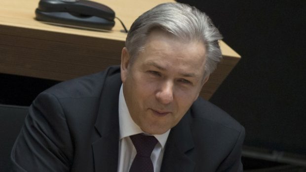 Berlínský primátor Klaus Wowereit dál zůstává ve funkci