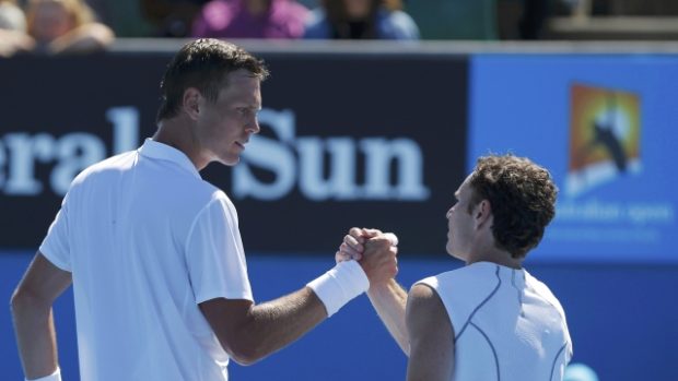 Tomáš Berdych (vlevo) se zdraví po utkání s Američanem Russellem