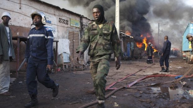 Příslušník maliské policie prochází ulicí metropole Bamako