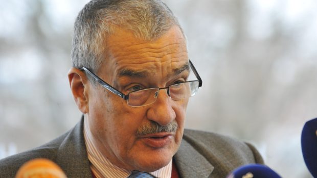 Schwarzenberg svolal mimořádnou tiskovou konferenci. Zemana a Klause na ní obvinil z toho, že se snaží podvést voliče.