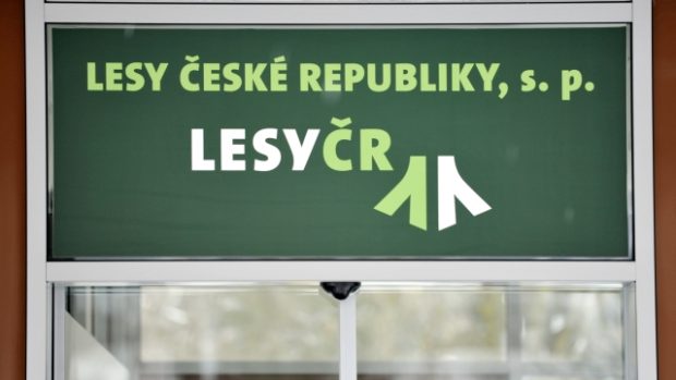 Na generálním ředitelství státního podniku Lesy České republiky v Hradci Králové zasahovala protikorupční policie