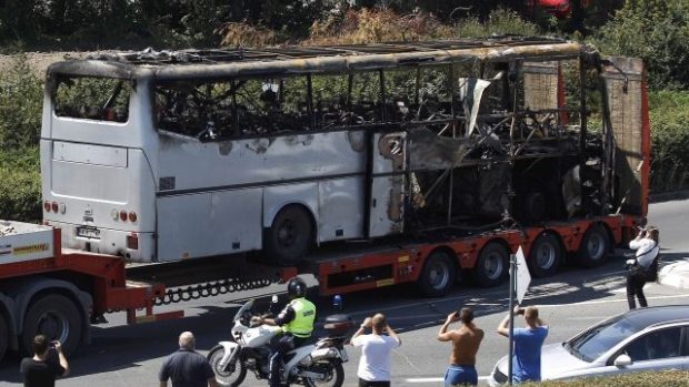 Autobus zničený při útoku sebevražedného atentátníka na letišti v Burgasu