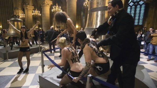 Aktivistky ze skupiny Femen protestují v katedrále Notre-Dame proti papežovi Benediktu XVI.