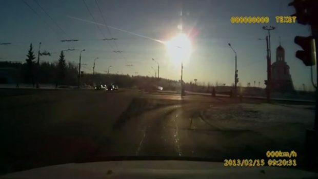 Na snímku je vidět dráha explodujícího meteoritu