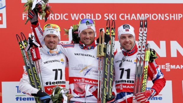 Stupně vítězů na MS v klasickém lyžování po závodu na 15 km volnou technikou. Zleva Švéd Olsson a Norové Northug a Gjerdalen