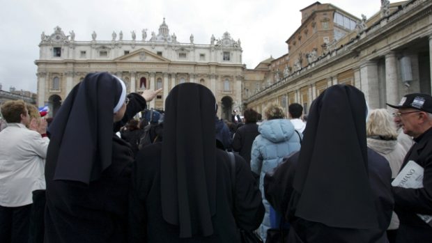 Mniška ukazuje na komín nad Sixtinskou kaplí, z něhož vychází bílý kouř oznamující věřícím, že právě byl zvolen nový papežem kardinál Joseph Ratzinger