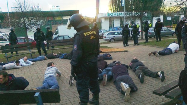 Policejní zásah při rvačce fanoušků před fotbalovým utkáním Zlín versus Bohemians ve vršovickém Ďolíčku