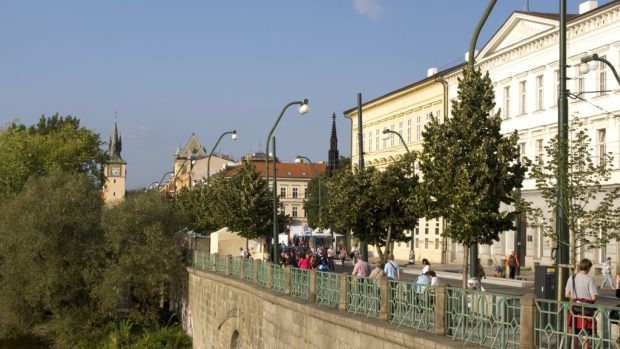 Smetanovo nábřeží se o sobotách od půlky května do konce června uzavře pro automobilovou dopravu