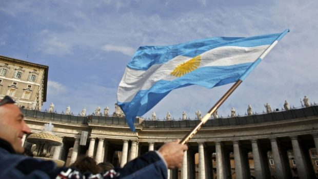 Muž mává argentinskou vlajkou v očekávání prvního požehnání nového papeže Františka ve Vatikánu