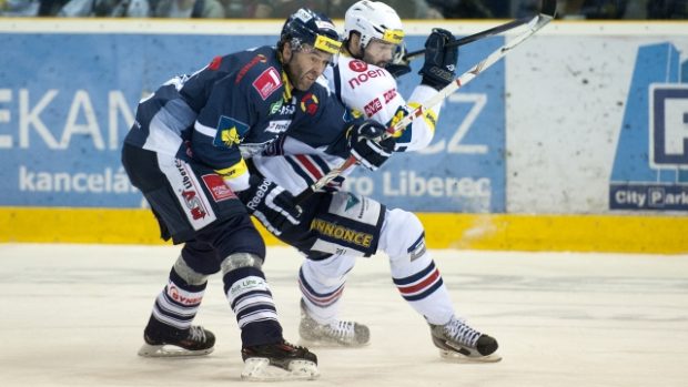 Utkání hokejové extraligy, skupina o udržení, 5. kolo, Bílí Tygři Liberec - Piráti Chomutov 17. března v Liberci. Liberecký útočník Petr Nedvěd (vlevo) a útočník Chomutova Marek Sikora.