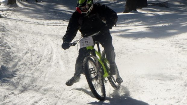 Cyklisté závodili na sněhu pod Ještědem