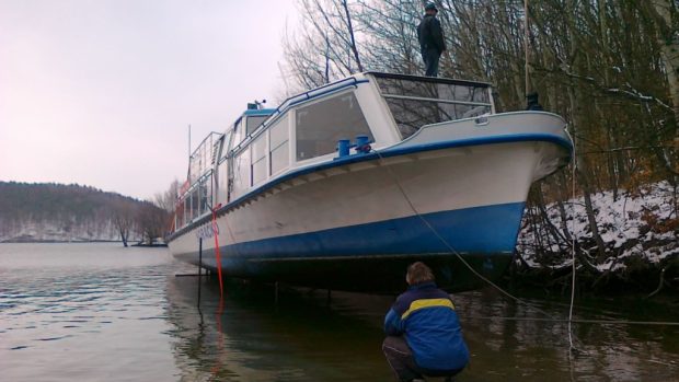 Vytažení lodě Horácko z Dalešické přehrady