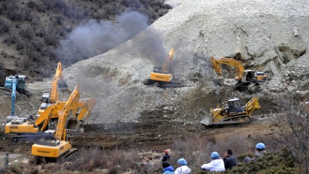 Odstraňování následků sesuvu půdy v Tibetu