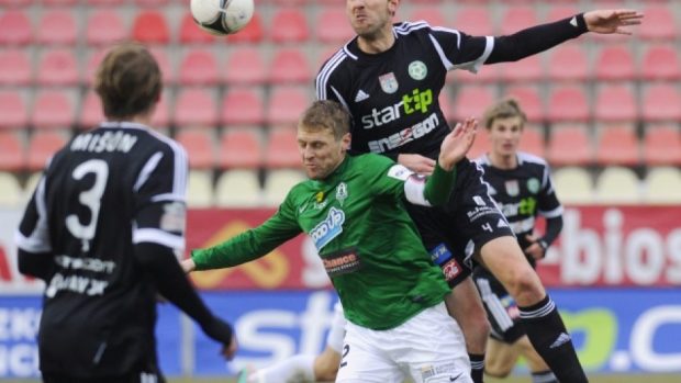 21. kolo první fotbalové ligy 1. FK Příbram - Baumit Jablonec, 30. března v Příbrami. Tomáš Hájovský z Příbrami (vpravo) a Karel Piták z Jablonce.