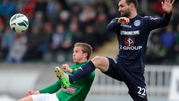 Utkání 22. kola první fotbalové ligy Baumit Jablonec - 1. FC Slovácko 7. dubna v Jablonci nad Nisou. Jan Kopic (vlevo) z Jablonce a Tomáš Košút ze Slovácka.