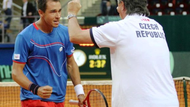 Lukáš Rosol (vlevo) a Jaroslav Navrátil při čtvrtfinále Davis Cupu v kazašské Astaně