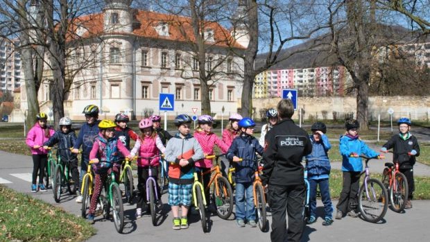 Městská policie Ústí nad Labem zahájila letošní venkovní provoz Dětského dopravního hřiště v Zámeckém parku v Krásném Březně