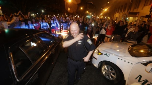 Policista se raduje z dopadení druhého z bratrů, kteří zřejmě spáchali atentát na bostonský maraton