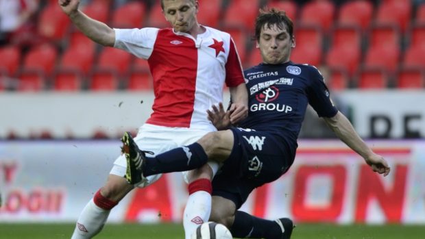 Utkání 24. kola první fotbalové ligy SK Slavia Praha - 1. FC Slovácko 22. dubna v Praze. Obránce Slavie Matúš Čonka (vlevo) a útočník Slovácka Roman Haša bojují o míč.