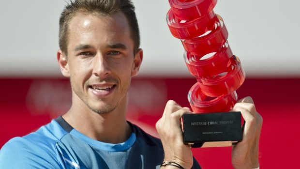 Lukáš Rosol s trofejí pro vítěze turnaje ATP v Bukurešti