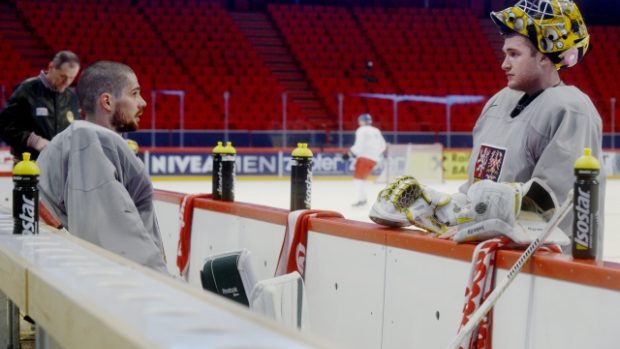 Brankáři Alexander Salák (vlevo) a Pavel Francouz (vpravo) při tréninku 1. května ve Stockholmu.