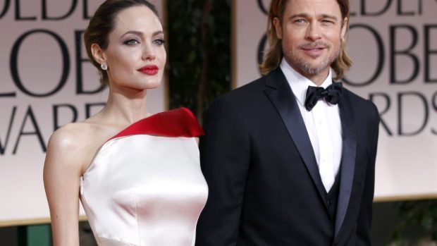 Angelina Jolie a Brad Pitt na archivním snímku z ledna před předáváním Zlatých Glóbů v Beverly Hills