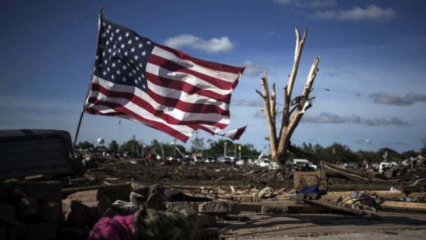 Obyvatelé Moore na předměstí Oklahoma City zachraňují z trosek svůj majetek