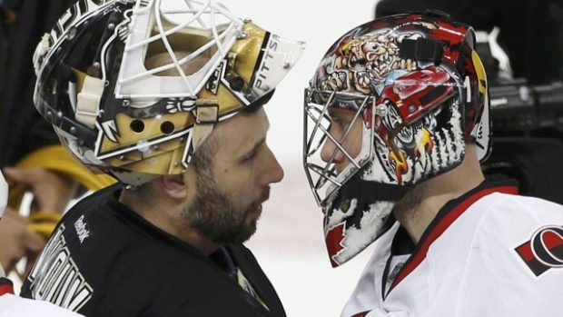 Ottawský gólman Craig Anderson (vpravo) gratuluje Tomáši Vokounovi k postupu do finále Východní konference