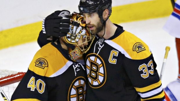 Bostonský kapitán Zdeno Chára se objímá s Tuukkou Raskem po postupu do finále Východní konference NHL