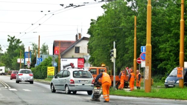 Kvůli dešti se opět objevují už zalepené díry v silnicích. Silničáři opravují výtluky na jedné z hlavních křižovatek v Jihlavě