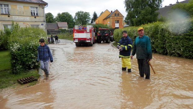 Ulice v Hostouni na Domažlicku zatopila voda s bahnem