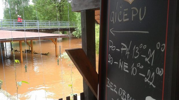 Povodeň v Jaroměři - Brod u Heřmanic, občerstvení na cyklostezce na Kuks