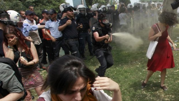 Turecká policie rozhání demonstranty