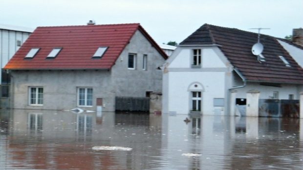 U Terezína  povolila provizorní hráz z hlíny a voda zaplavila část Nových Kopist