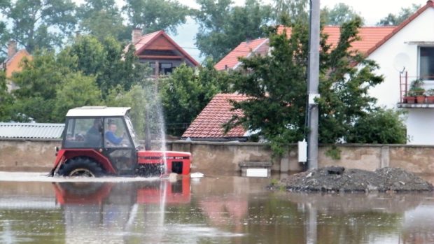 U Terezína  povolila provizorní hráz z hlíny a voda zaplavila část Nových Kopist