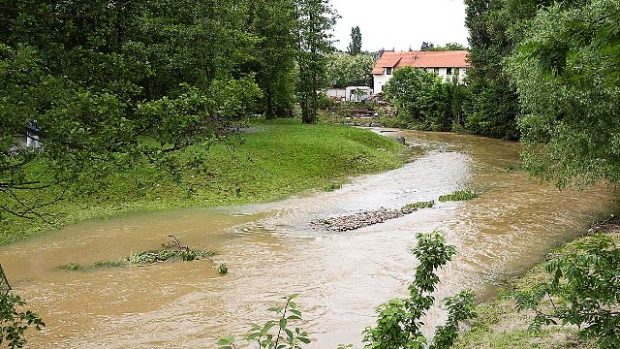 V pražské Hostivaři začal úklid po povodních