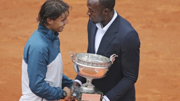 Rafael Nadal (vlevo) a sprinter Usain Bolt při předávání trofeje pro vítěze Roland Garros