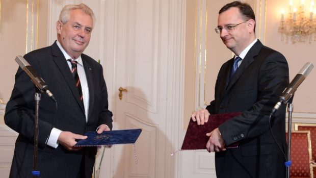 Premiér Petr Nečas (vpravo) předal 17. června na Pražském hradě prezidentovi republiky Miloši Zemanovi svou demisi