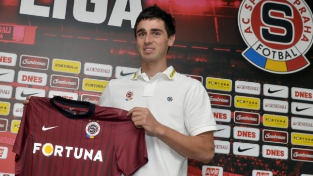 Vedení fotbalového klubu AC Sparta Praha představilo ve středu tři posily pro nadcházející sezonu, jednou z nich je záložník Kamil Vacek