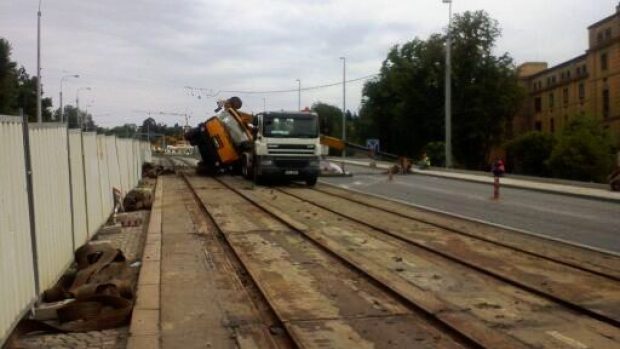 V pražských Dejvicích spadl autojeřáb s panelem na jiné nákladní auto