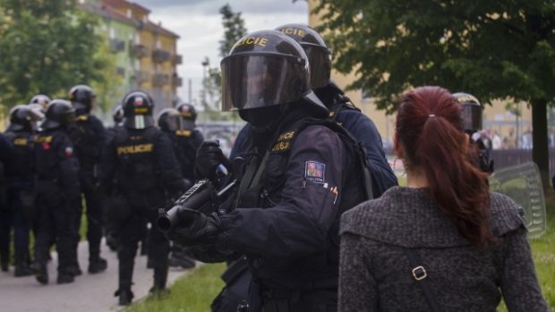 Několik stovek lidí se 29. června po shromáždění na českobudějovickém náměstí, kde se protestovalo proti častým problémům v soužití na sídlišti Máj, vydalo do inkriminované lokality