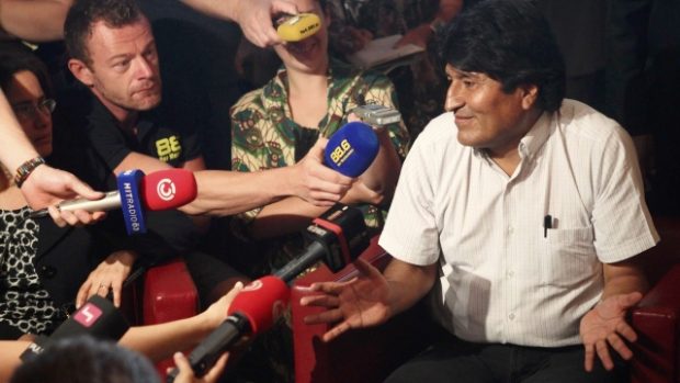 Bolivijský prezident Evo Morales promluvil na vídeňském letišti k novinářům