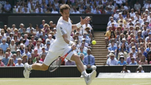 Britský tenista Andy Murray během finále v All England Clubu udivoval svou obranou hrou, dobíhal i takřka ztracené míče