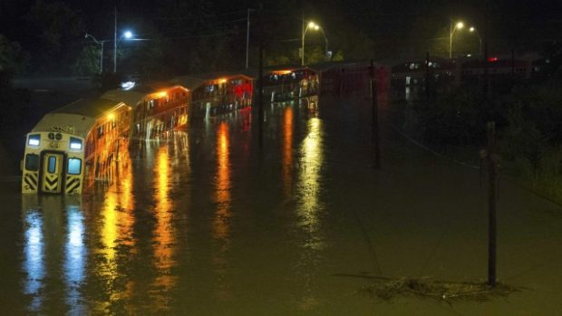 Toronto. Vlak s pasažéry zastavila voda po prudkých deštích