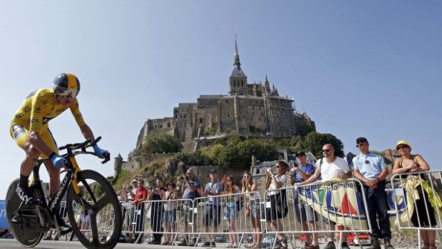 Christopher Froome míjí Mont Saint-Michel během Tour de France