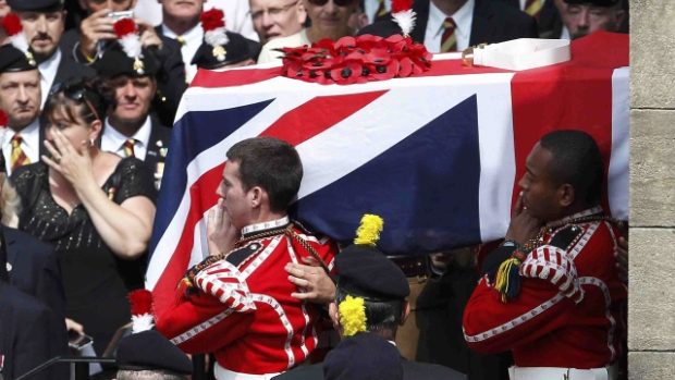 V severoanglickém městě Bury s vojenskými poctami pohřbili britského vojáka Lee Rigbyho