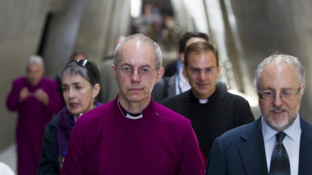 Arcibiskup z Cantenbury Justin Welby (uprostřed)