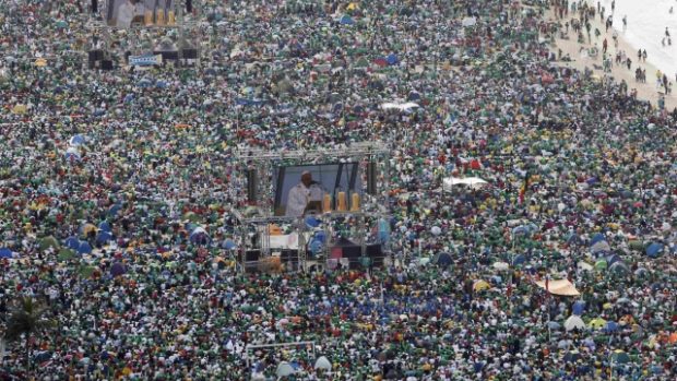 Mše papeže Františka přitáhla na brazilskou pláž Copacabana víc lidí, než otevřený koncert slavných Rolling Stones