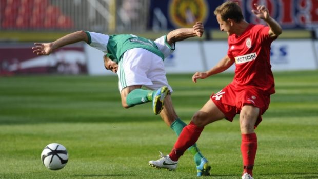 Utkání 2. kola první fotbalové ligy Zbrojovka Brno - Bohemians Praha 1905 hrané 29. července v Brně. Radek Šírl (vlevo) z Bohemians 1905 a Alois Hyčka z Brna.