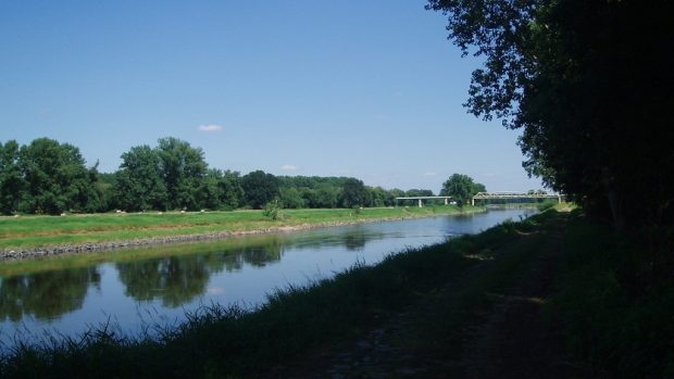 Dva měsíce po povodni se Vltava u Zálezlic drží v korytě